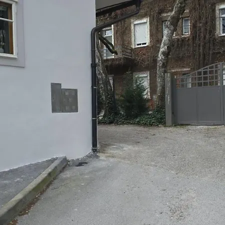 Econte Near Old Town Apartment *