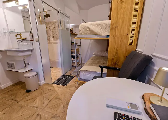 Econte Near Old Town Apartment