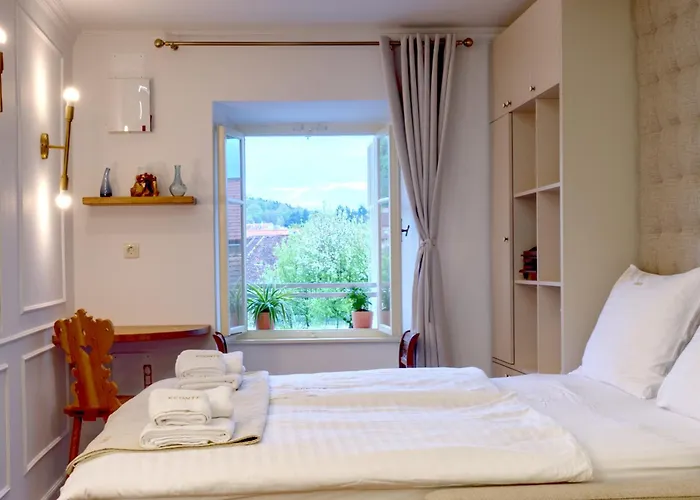 Econte Near Old Town Apartment