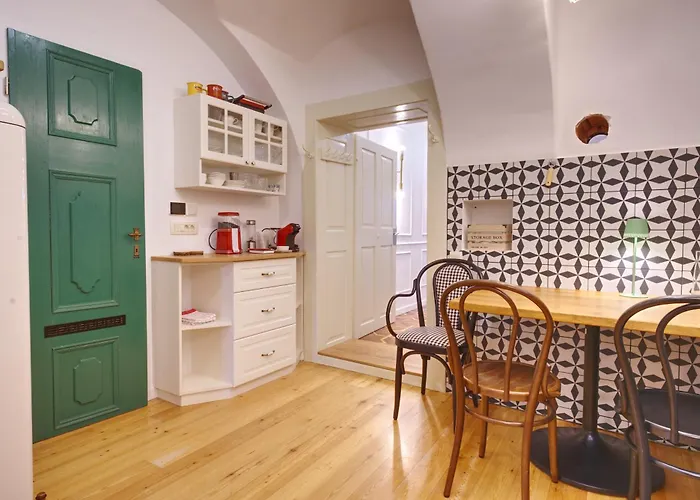 Apartment Econte Near Old Town